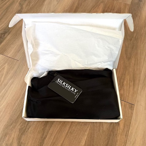 100% Silk Robe - Small (NWT - Comes w/Box) - Picture 3 of 9